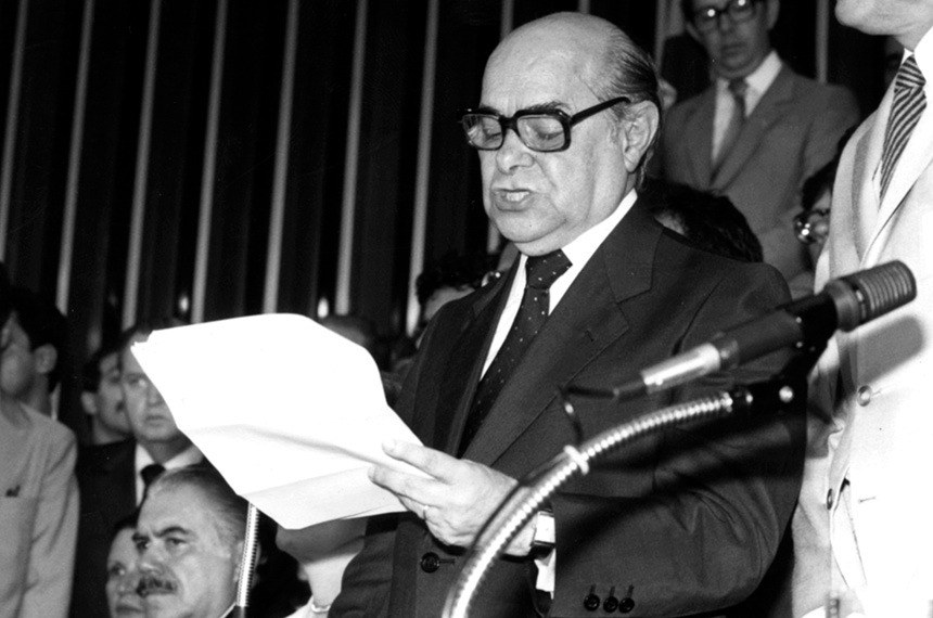 Em 1985, Tancredo foi eleito presidente pelo Colégio Eleitoral, mas morreu antes de tomar posse