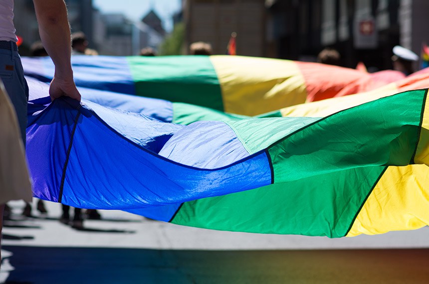 Detalhe da bandeira LGBTI durante parada do orgulho gay em Oslo.