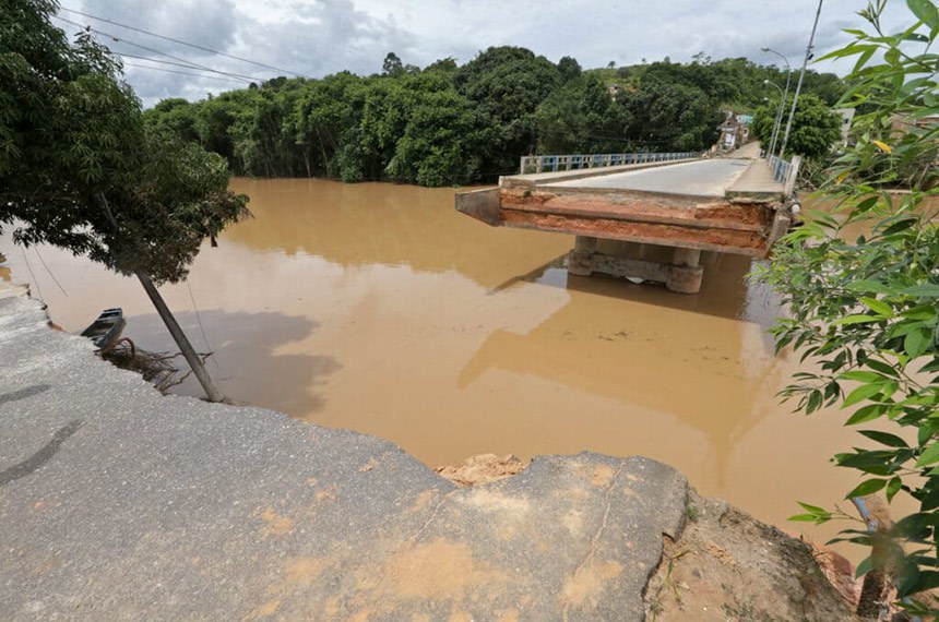 Estradas distruídas e cidade Itamaraju alagada devido às chuvas na  Bahia.