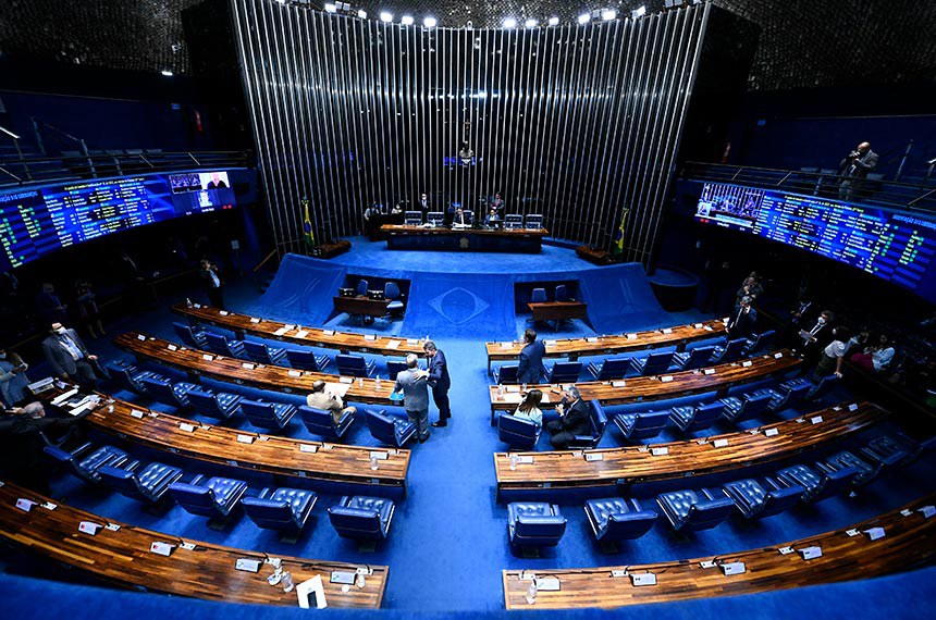 Plenário do Senado Federal durante sessão deliberativa extraordinária semipresencial. Na ordem do dia, a Proposta de Emenda à Constituição 15/2022, que institui benefícios tributários para biocombustíveis. O objetivo da PEC é estimular a competitividade dos biocombustíveis em relação aos concorrentes fósseis. Mesa: presidente do Senado Federal, senador Rodrigo Pacheco (PSD-MG); secretário-geral da Mesa do Senado Federal, Gustavo A. Sabóia Vieira. Foto: Edilson Rodrigues/Agência Senado
