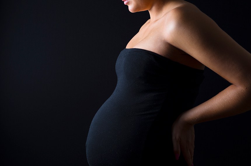 BIE - 25/10/2015 - Perfil de mulher grávida com as mãos nas costas.  Foto: kjekol/iStockphoto