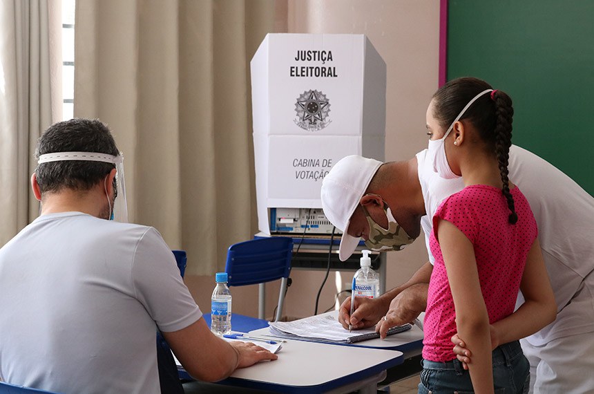 São Paulo - Eleitores votam no segundo turno das eleições para prefeito na Escola Municipal de Ensino Fundamental Celso Leite Ribeiro Filho, na Bela Vista.  Foto: Rovena Rosa/Agência Brasil