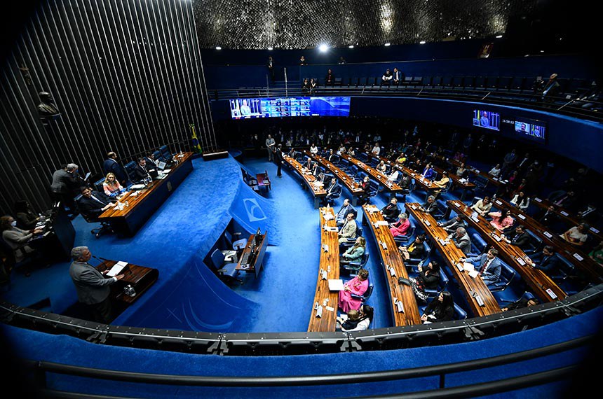 Plenário do Senado Federal durante sessão deliberativa ordinária semipresencial.   Na ordem do dia, O Projeto de Lei do Senado (PLS) 5/2015 — Complementar, que trata da inclusão dos representantes comerciais no Simples Nacional para que se submetam a uma tabela de tributação com alíquotas menores que as praticadas atualmente.   À tribuna, em discurso, senador Sérgio Petecão (PSD-AC).   Mesa:  senador Davi Alcolumbre (União-AP);  senadora Daniella Ribeiro (PSD-PB);  presidente do Senado Federal, senador Rodrigo Pacheco (PSD-MG);  secretário-geral da Mesa do Senado Federal, Gustavo A. Sabóia Vieira.   Foto: Marcos Oliveira/Agência Senado