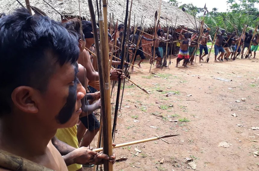 Indígenas com flechas na comunidade Palimiú, Terra Indígena Yanomami, região alvo de conflito com garimpeiros ilegais — Foto: Marcelo Marques/Rede Amazônica