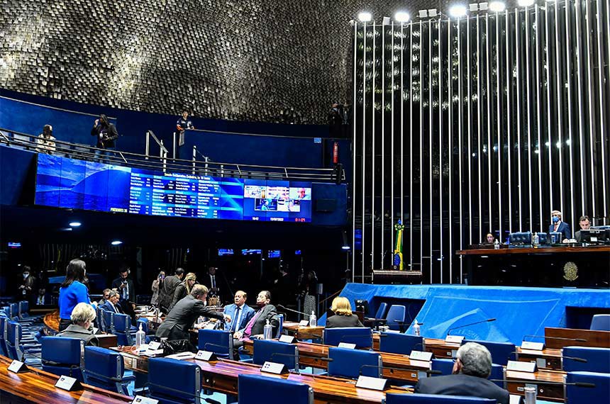 Plenário do Senado Federal durante sessão deliberativa ordinária semipresencial. Na ordem do dia, o PL 940/2022, que aumenta os limites para o desconto e concede incentivo extra para doações a ações desportivas de inclusão social. Também deve ser analisada a MP 1.107/2022, que institui o Programa de Simplificação do Microcrédito Digital para Empreendedores, o SIM Digital. Na pauta, ainda, a MP 1.111/2022, que libera R$ 1,2 bilhão a agricultores atingidos pela seca. Em pronunciamento, à bancada, senadora Simone Tebet (MDB-MS). Mesa: presidente do Senado Federal, senador Rodrigo Pacheco (PSD-MG); secretário-geral da Mesa do Senado Federal, Gustavo A. Sabóia Vieira. Foto: Waldemir Barreto/Agência Senado