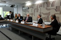 Debatedores criticam baixo nível de investimento em ciência e tecnologia