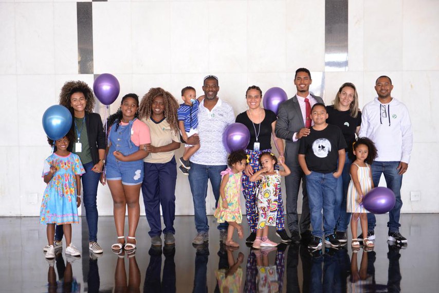 Crianças, incluindo Pillar Fernandes (de vestido azul, à esquerda), participaram da ação 'Crianças Negras no Senado'