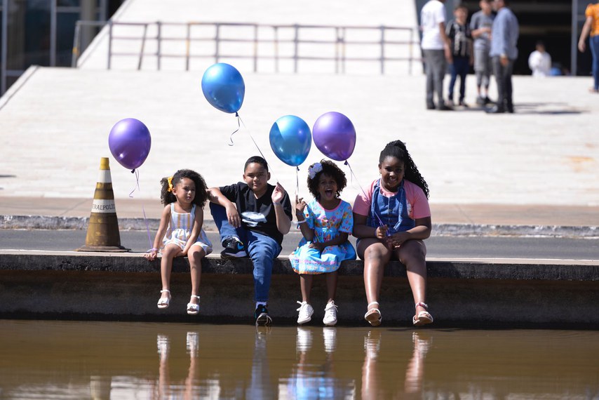 No espelho d'água em frente à rampa do Congresso, crianças participaram da ação 'Crianças Negras no Senado'. Pillar Fernandes está de vestido azul, à direita)