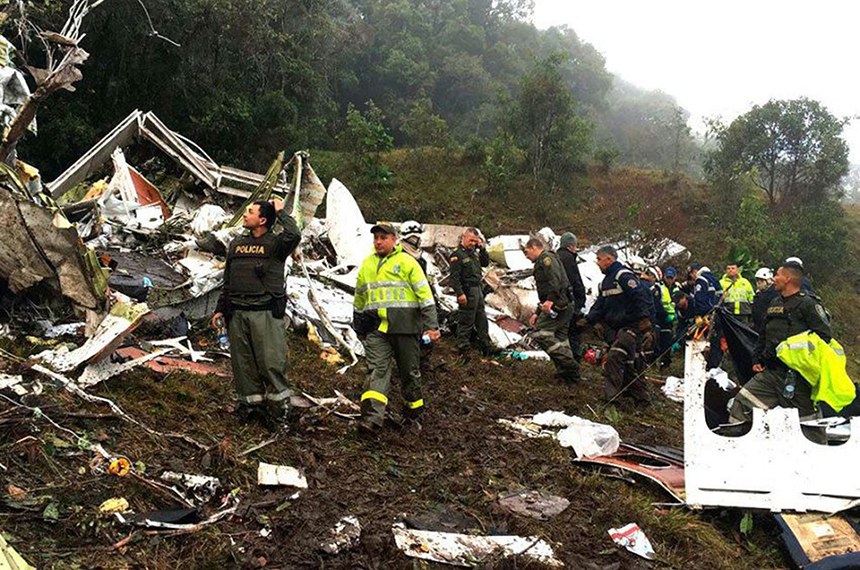 Destroços do avião que transportava a equipe da Chapecoense que caiu na Colombia.