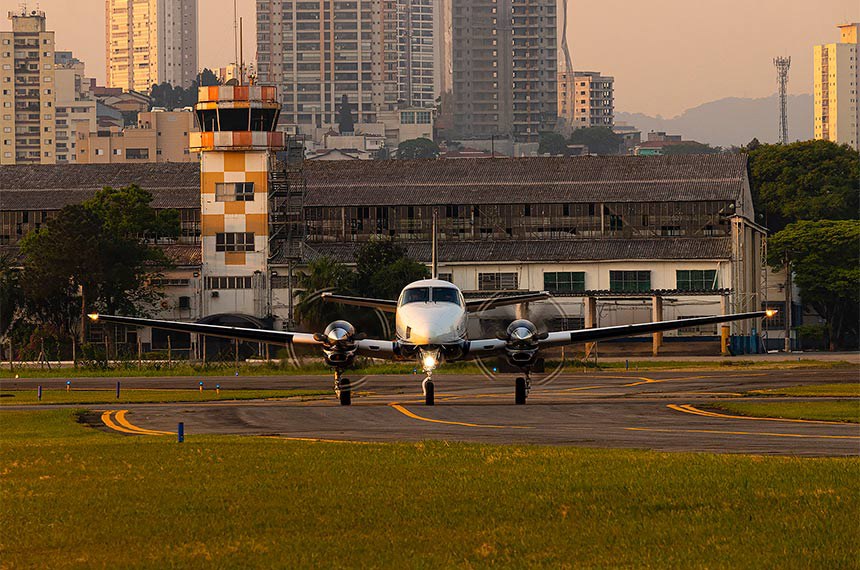 SÃO PAULO, SP - 04/10/2019 - Beechcraft C90A King Air, registro PR-KGN e serial LJ-1512. Taxiando rumo a algum hangar no Aeroporto Campo de Marte (SBMT/MAE). Fabricado em 1998.   Foto: Ariadne Barroso