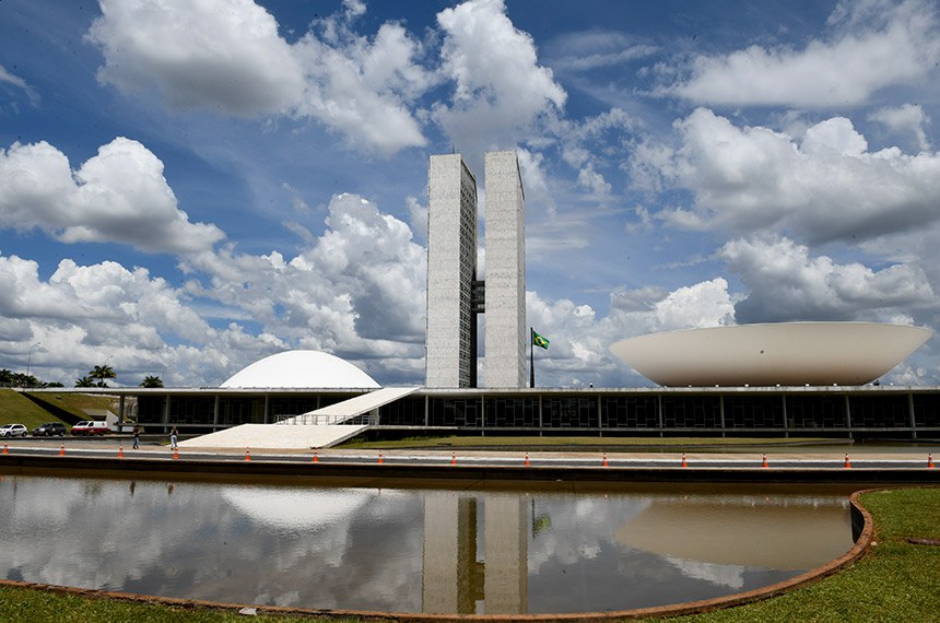 Imagens de Brasília - Fachada do Congresso Nacional, sede das duas Casas do Poder Legislativo brasileiro, em dia de eleiçao dos membros da Mesa Diretora para o biênio 2021/2022.  As cúpulas abrigam os plenários da Câmara dos Deputados (côncava) e do Senado Federal (convexa), enquanto que nas duas torres - as mais altas de Brasília, com 100 metros - funcionam as áreas administrativas e técnicas que dão suporte ao trabalho legislativo diário das duas instituições.  Obra do arquiteto Oscar Niemeyer.   Foto: Roque de Sá/Agência Senado