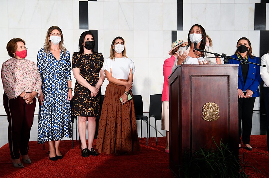 Cerimônia de homenagem ao Dia Internacional da Mulher, comemorado hoje (8). O evento integra a programação da campanha Março Mulher, que neste ano tem como foco os 90 anos da conquista do direito ao voto feminino no Brasil.   A homenagem conta com a apresentação da Orquestra Sinfônica da Força Aérea Brasileira, no Salão Negro do Congresso. As ações do Março Mulher são desenvolvidas pela Secretaria da Mulher, em conjunto com a Procuradoria Especial da Mulher do Senado e apoio de instituições parceiras.   O principal objetivo da campanha Março Mulher é celebrar as conquistas sociais, políticas e econômicas das mulheres ao longo dos anos, bem como debater e conscientizar a população em geral sobre as desigualdades de gênero, além de destacar a importância da conquista do direito ao voto das brasileiras.   À tribuna, em discurso, líder da bancada feminina do Senado Federal, senadora Eliziane Gama (Cidadania-MA).   Participam do evento:  senadora Nilda Gondim (MDB-PB);  senadora Simone Tebet (MDB-MS);  senadora Soraya Thronicke (PSL-MS);  líder da bancada feminina do Senado Federal, senadora Eliziane Gama (Cidadania-MA);  senadora Eliane Nogueira (PP-PI).   Foto: Marcos Oliveira/Agência Senado