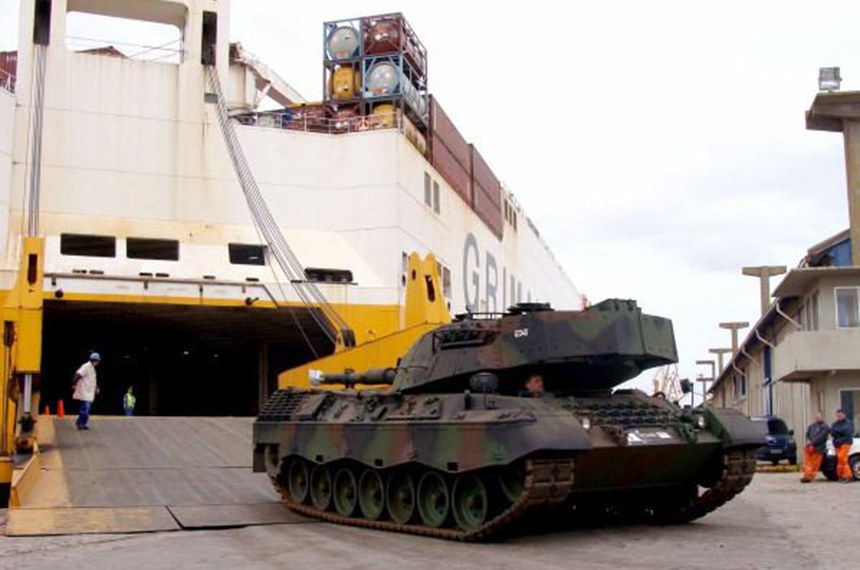 Desembarque de veículos blindados adquiridos pelo Exército Brasileiro vindos da Alemanha