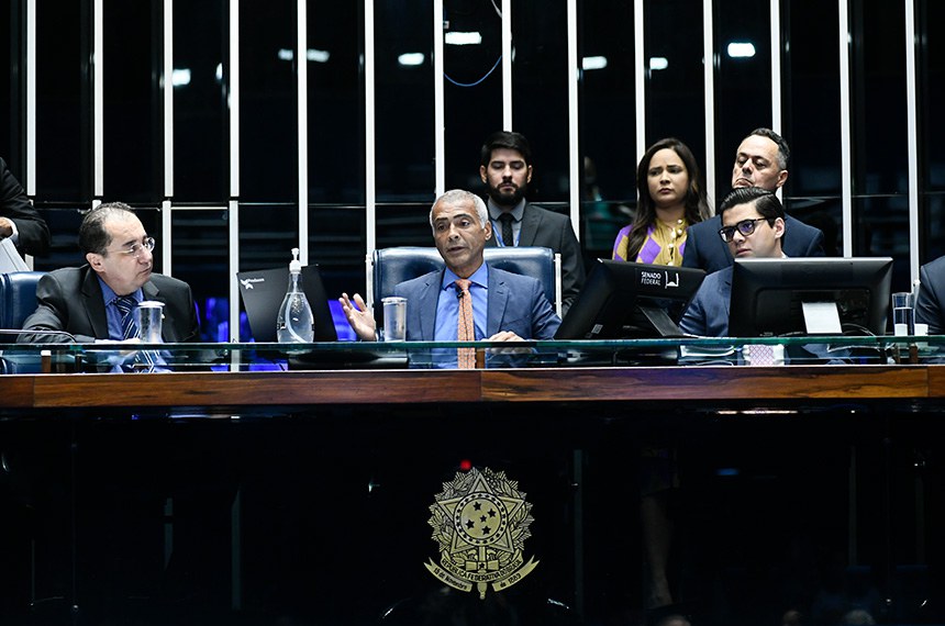Plenário do Senado Federal durante sessão de debates temáticos para debater o Projeto de Lei nº 2.033/2022, que altera a Lei nº 9.656, de 1998, para estabelecer hipóteses de cobertura de exames ou tratamentos de saúde que não estão incluídos no rol de procedimentos e eventos em saúde suplementar. Mesa: senador Jorge Kajuru (Podemos-GO); relator do PL 2.033/2022, senador Romário (PL-RJ), conduz sessão de debates; secretário-geral da Mesa do Senado, Gustavo A. Sabóia Vieira. Foto: Geraldo Magela/Agência Senado