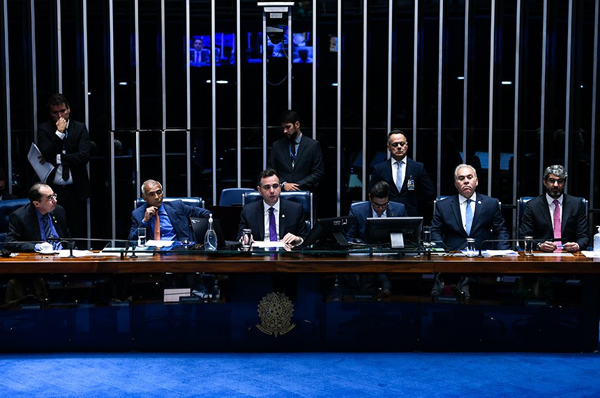 Plenário do Senado Federal durante sessão de debates temáticos para debater o Projeto de Lei nº 2.033/2022, que altera a Lei nº 9.656, de 1998, para estabelecer hipóteses de cobertura de exames ou tratamentos de saúde que não estão incluídos no rol de procedimentos e eventos em saúde suplementar. Mesa: senador Jorge Kajuru (Podemos-GO); relator do PL 2.033/2022, senador Romário (PL-RJ); presidente do Senado Federal e requerente desta sessão temática, senador Rodrigo Pacheco (PSD-MG); secretário-geral da Mesa do Senado, Gustavo A. Sabóia Vieira; ministro de Estado da Saúde, Marcelo Queiroga; diretor-presidente da Agência Nacional de Saúde Suplementar (ANS), Paulo Roberto Vanderlei Rebello Filho. Foto: Edilson Rodrigues/Agência Senado