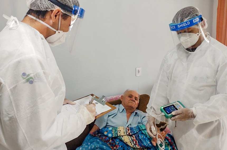 O técnico de enfermagem Marcos Vinícius Taraska e o enfermeiro Célio de Souza Lima avaliam o paciente do SAD Antenor Barrinhas, de 73 anos. Foto: Patrícia Ramon (SAD/Feas)