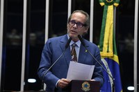 Luiz Pastore homenageia ex-senador Luiz Henrique da Silveira