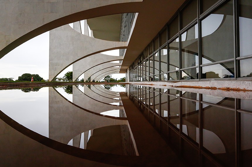 (Brasília - DF, 17/11/2017) Reflexo dos arcos do Palácio do Planato. Foto: Isac Nóbrega/PR