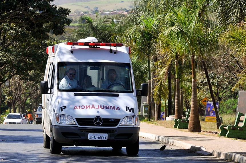 Ambulância transitando na cidade do entorno Santo Antonio do Descoberto - GO