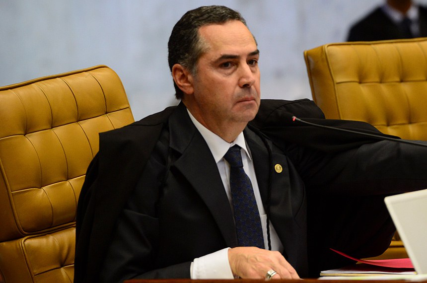 Ministro Roberto Barroso durante sessão do STF de julgamento sobre a validade das normas que regulamentam o processo de impeachment contra a presidenta Dilma Rousseff.