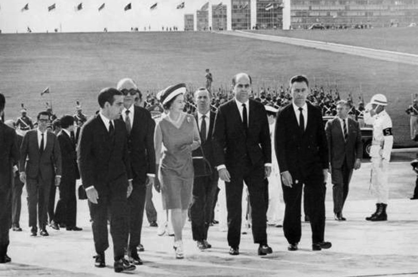 No dia 5 de novembro de 1968, a rainha Elizabeth II foi recepcionada por deputados e senadores