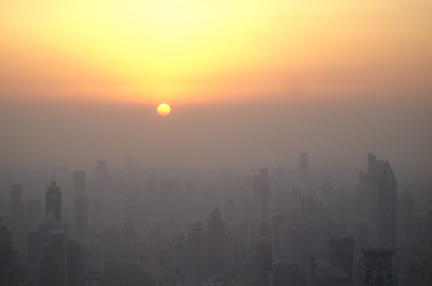 Shanghai no pôr do sol, vista a partir da plataforma de observação da torre Jin Mao. 