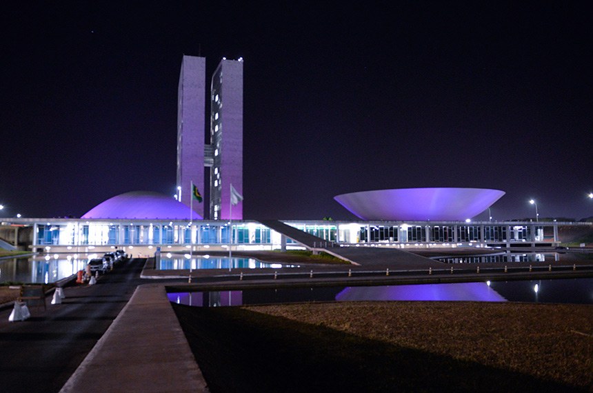 Prédio do Congresso Nacional ficou iluminado de lilás em agosto