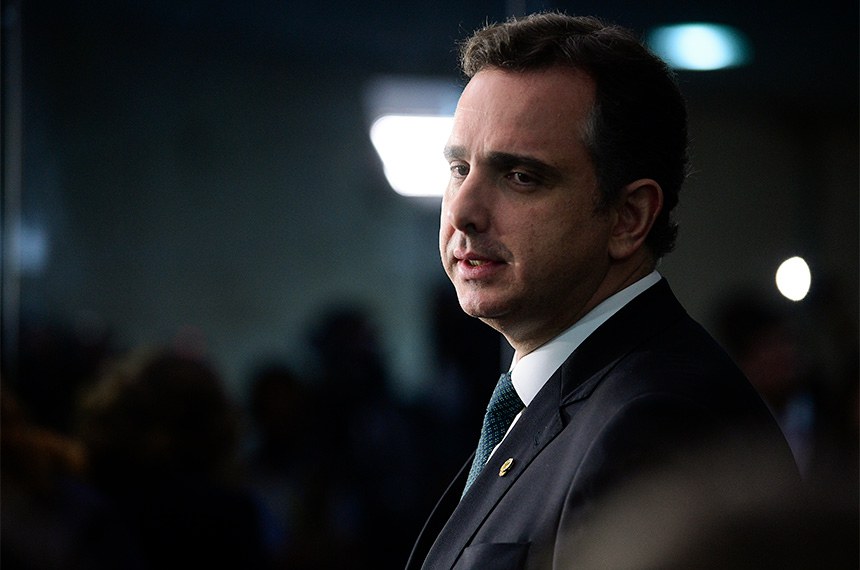 Presidente do Senado Federal, senador Rodrigo Pacheco (PSD-MG), conversa com a imprensa sobre a ausência do presidente da República na cerimônia do Bicentenário da Independência, além de comentar sobre a aplicação do piso nacional da enfermagem e as próximas atividades legislativas. Foto: Pedro França/Agência Senado