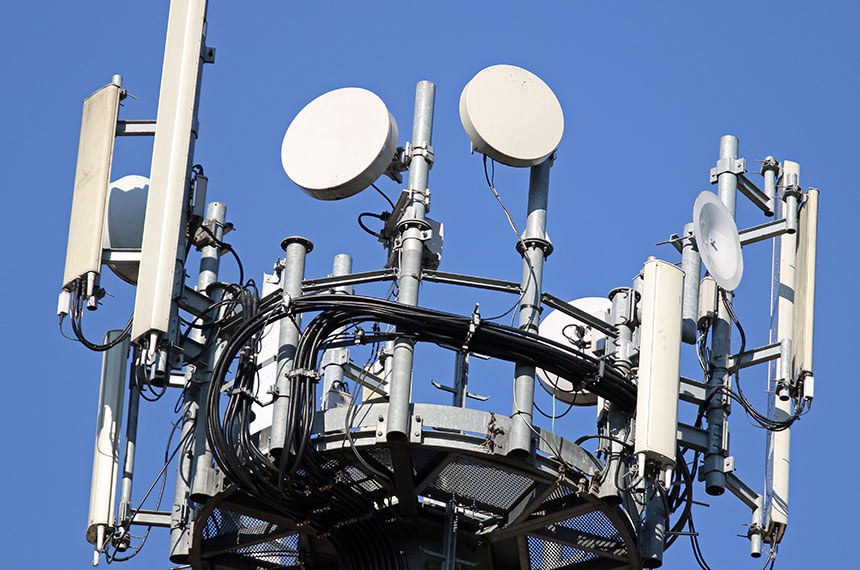 Cable and radar and antennas for signal repetition of mobile telephony and television signals.   Cabo e radar e antenas para repetição de sinal de telefonia móvel e sinais de televisão.  