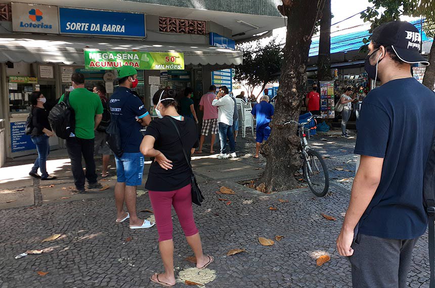 Lotérica na Barra da Tijuca, funciona com fila em distanciamento, durante a pandemia do novo coronavirus (covid-19)