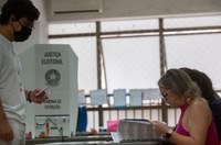 Falta menos de uma hora para fim do pleito; apuração começa às 17h