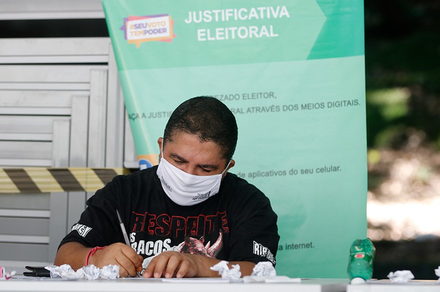os moradores da Rocinha votam nas seções eleitorais 