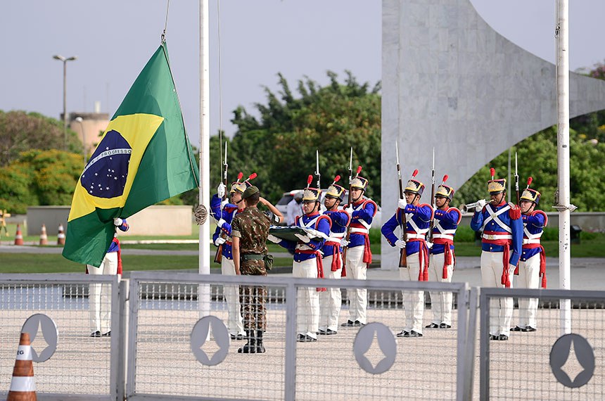 Hasteamento da Bandeira Nacional pelo Batalhão da Guarda Presidencial no Palácio do Planalto.   Foto: Pedro França/Agência Senado