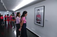 Exposição exalta importância de rede de apoio na luta contra câncer de mama