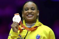 Senadores aplaudem Rebeca Andrade por ouro inédito em Mundial de Ginástica