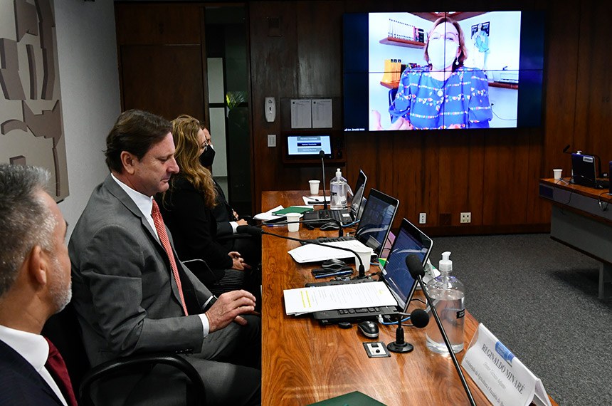 Mesa:
diretor técnico adjunto da Confederação da Agricultura e Pecuária do Brasil (CNA), Reginaldo Minaré;
presidente da CRA, senador Acir Gurgacz (PDT-RO);
pesquisadora com doutorado em Saúde Pública pela Escola Nacional de Saúde Pública Sergio Arouca (Fiocruz), com ênfase em Toxicologia e Saúde, e representante da Associação Brasileira de Saúde Coletiva (Abrasco), Dra. Karen Friedrich;
representante do Instituto Brasileiro de Defesa do Consumidor (Idec) (Programa de Alimentação Saudável e Sustentável), Rafael Rioja Arantes.