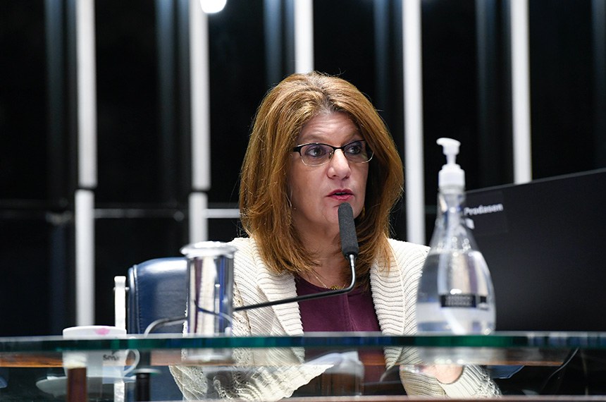 À mesa,diretora-geral do Senado Federal, Ilana Trombka.