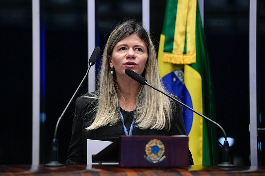 Em discurso, à tribuna, Diretora da Secretaria de Gestão da Informação e Documentação (Sgidoc), Daliane Aparecida Silverio de Sousa.