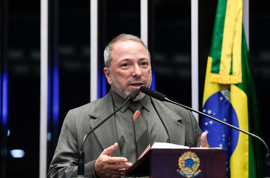 À tribuna, em discurso, coordenador do Museu do Senado Federal, Alan Silva.
