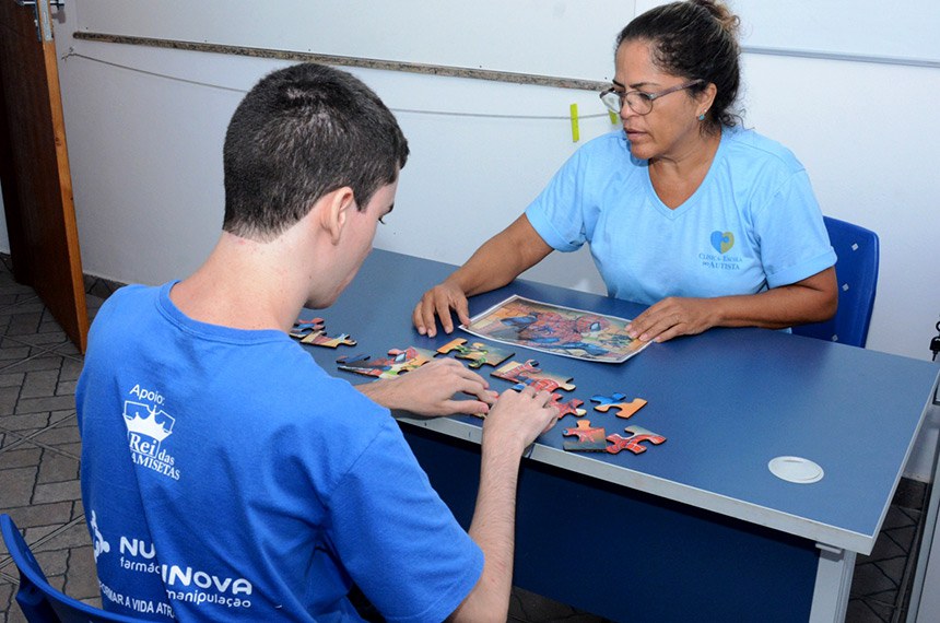 Atendimento na Clínica-Escola conta com três pedagogas especializadas em autismo, terapeuta ocupacional, duas psicólogas, duas fisioterapeutas, duas psicopedagogas, duas nutricionistas, duas assistentes sociais, neuropediatra e arte terapeuta. Além de diretora, coordenadora pedagógica e de disciplina, recepcionista e serviços gerais. Na instituição municipal, Berenice Piana, co-autora da lei federal, realiza acolhimento familiar e orientação aos familiares e/ou responsáveis dos alunos-pacientes todas segundas e quartas-feiras à tarde.