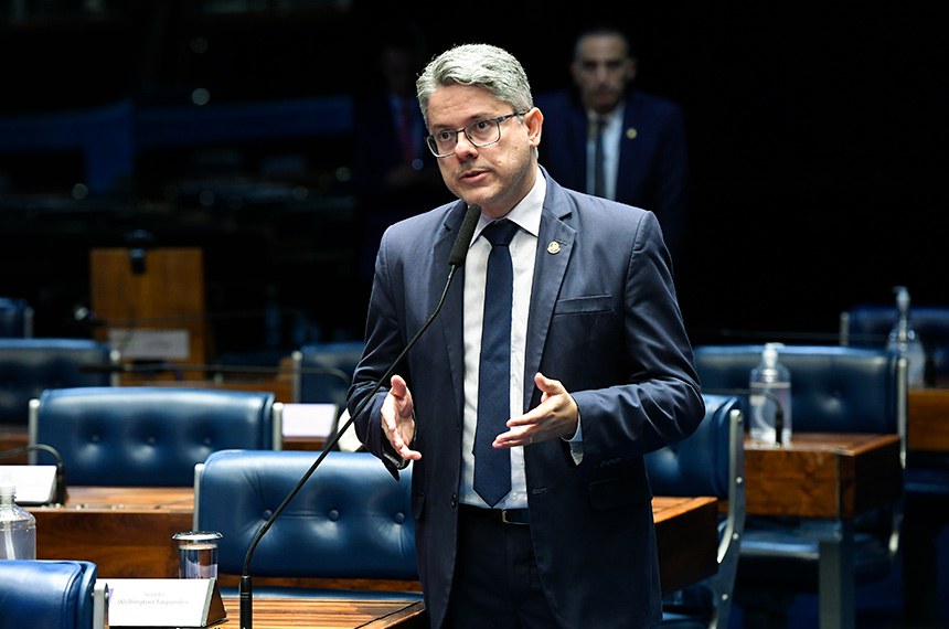 À bancada, em pronunciamento, senador Alessandro Vieira (PSDB-SE).