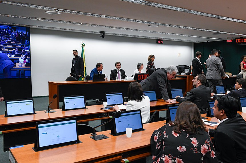 Mesa: 
deputado Carlos Henrique Gaguim (União-TO); 
presidente da CMO, deputado Celso Sabino (União-PA).