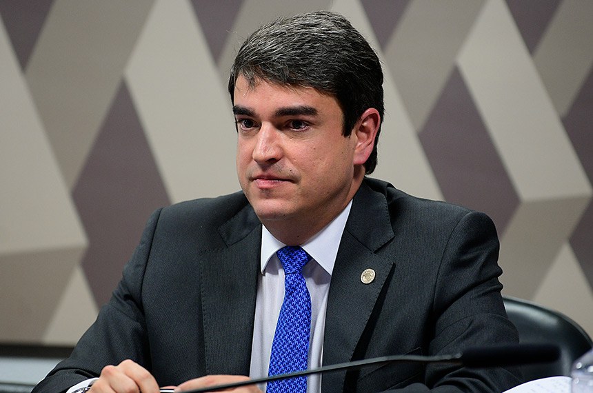 À mesa, conselheiro do Conselho Nacional de Justiça (CNJ), Luiz Fernando Bandeira de Mello Filho.
