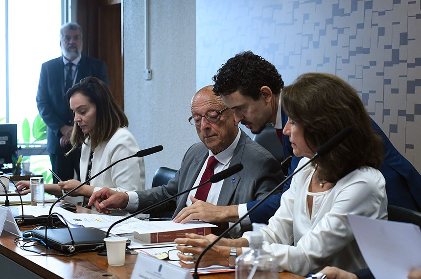 Mesa:
indicada para exercer o cargo de representante permanente do Brasil junto à Organização das Nações Unidas para a Alimentação e a Agricultura - FAO e aos Organismos Internacionais Conexos, Carla Barroso Carneiro; 
presidente da CRE, senador Esperidião Amin (PP-SC);
indicada para exercer o cargo de delegada permanente do Brasil junto à Organização das Nações Unidas para a Educação, a Ciência e a Cultura, Paula Alves de Souza.