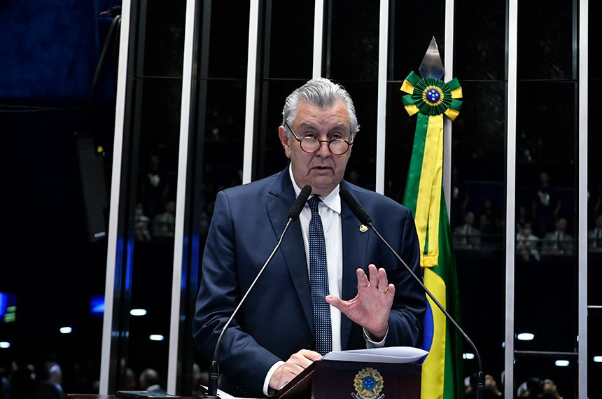 À tribuna, em discurso, senador Luis Carlos Heinze (PP-RS). 