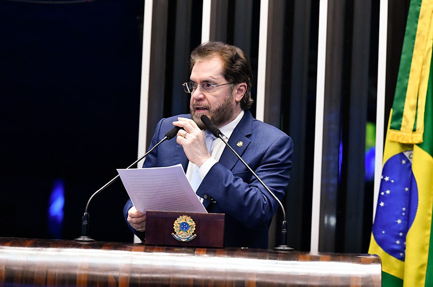 À tribuna, em discurso, senador Plínio Valério (PSDB-AM). 