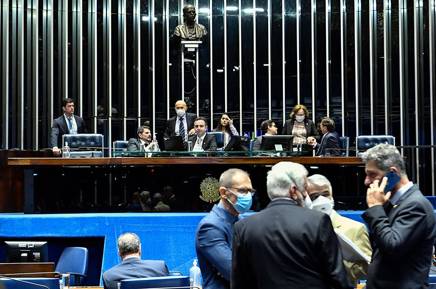 Participam: 
senador Marcos do Val (Podemos-ES); 
senador Confúcio Moura (MDB-RO); 
senadora Zenaide Maia (Pros-RN); 
senador Acir Gurgacz (PDT-RO);
presidente do Senado Federal, senador Rodrigo Pacheco (PSD-MG); 
secretário-geral da Mesa, Gustavo A. Sabóia Vieira.