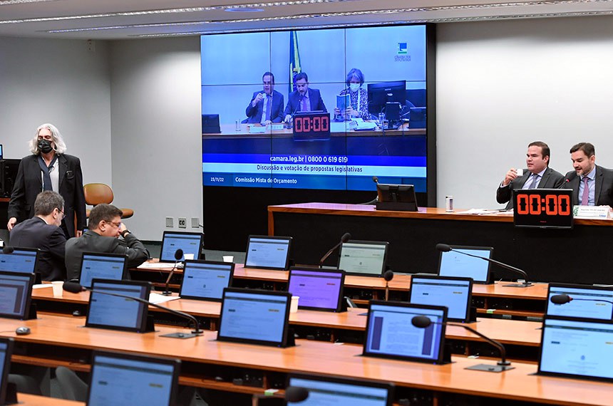 Mesa:
deputado Cacá Leão (PP-BA);
presidente da CMO, deputado Celso Sabino (União-PA).