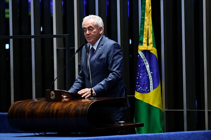 À tribuna, em discurso, senador Otto Alencar (PSD-BA). 