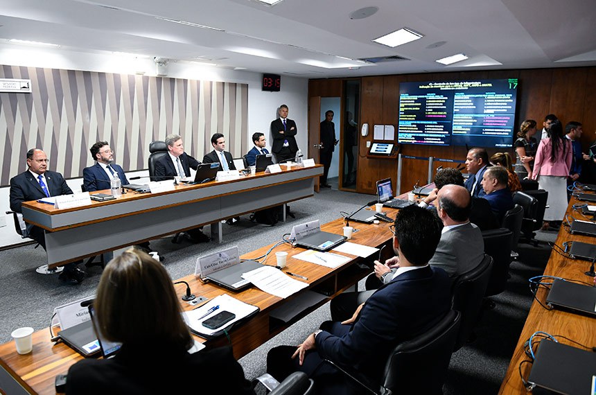 Mesa: 
indicado para exercer o cargo de diretor da Agência Nacional de Transportes Aquaviários (Antaq), Wilson Pereira de Lima Filho; 
indicado para exercer o cargo de membro do Conselho Diretor da Agência Nacional de Telecomunicações (Anatel), Alexandre Reis Siqueira Freire; 
presidente da CI, senador Dário Berger (PSB-SC); 
indicado para exercer o cargo de diretor da Agência Nacional de Transportes Terrestres (ANTT), Lucas Asfor Rocha Lima; 
indicado para exercer o cargo de diretor da Agência Nacional de Transportes Terrestres (ANTT), Felipe Fernandes Queiroz.